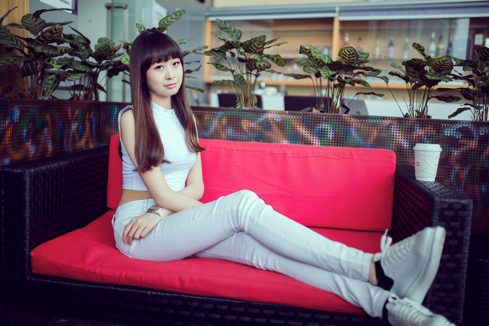 女孩腿长-长腿女孩：城市风景中的魅力艺术品，让世界更生动多彩
