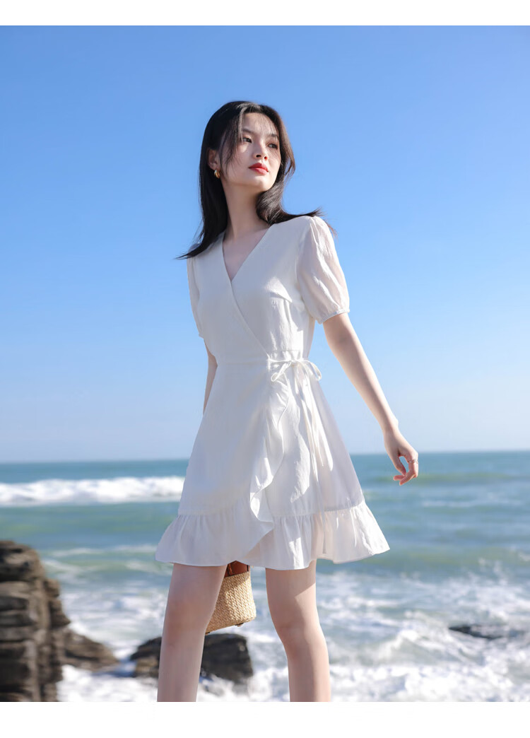 白色连衣裙棉-夏日里的白色连衣裙：简单纯洁，承载美好向往