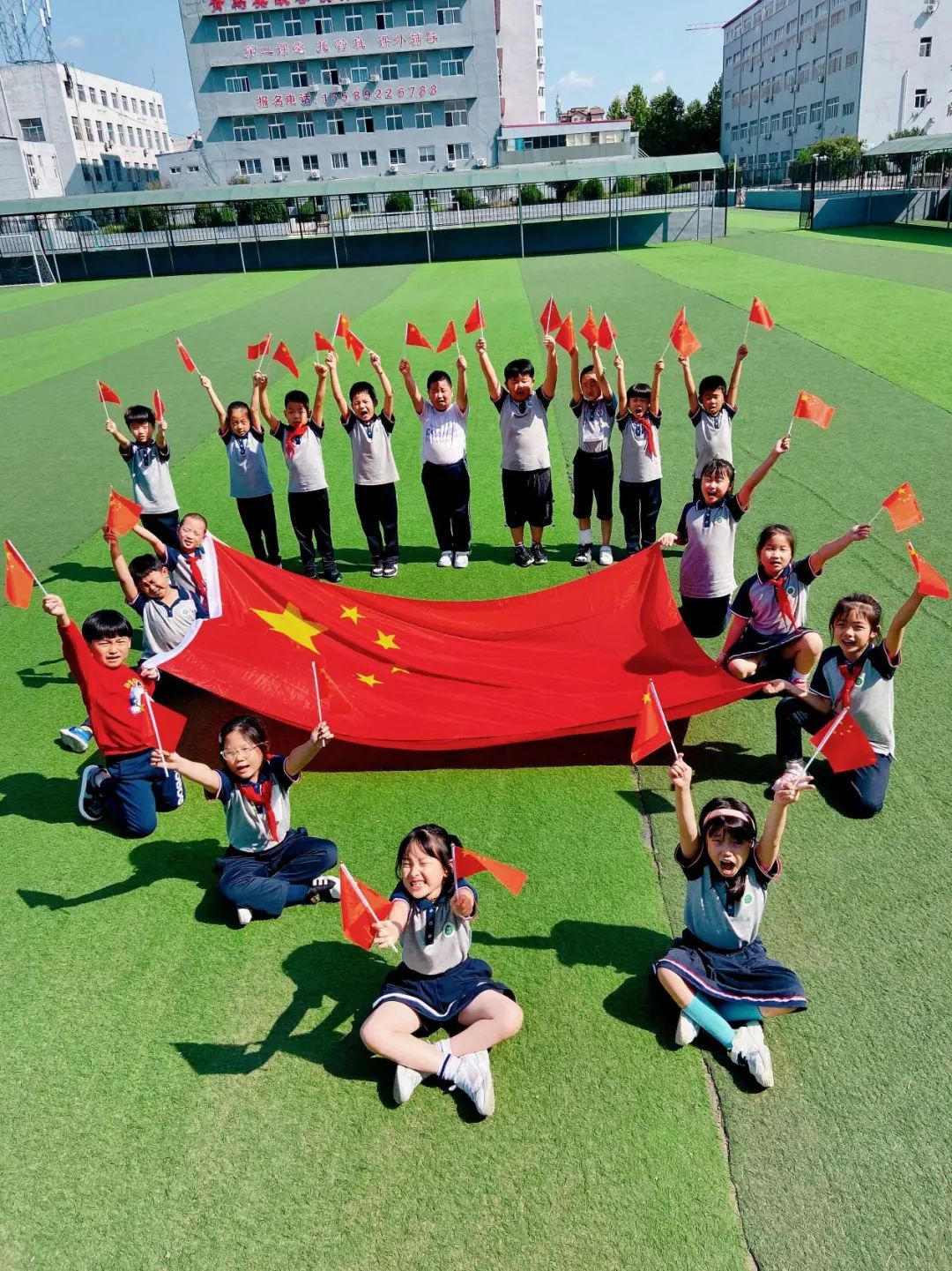 幼儿园我爱祖国教案-幼儿园爱国小课堂：学唱国歌、认识国旗、制作手工，培养幼儿爱国情怀
