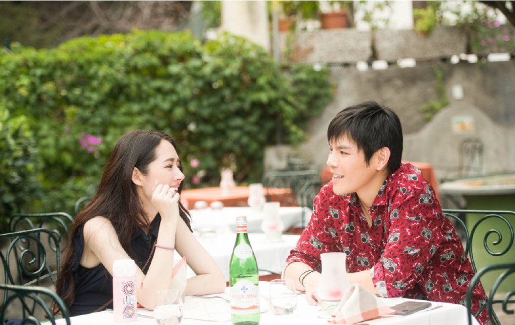 向佐和吴京-向佐吴京：娱乐圈的热血传奇，一个含着金汤匙，一个拼命三郎